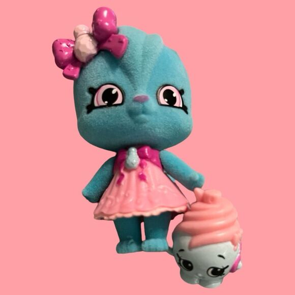 Lot of 8 Moose Toys Shopkins Wild Styles Fuzzy Shoppets 5 Stands & Shopkins - Picture 6 of 9